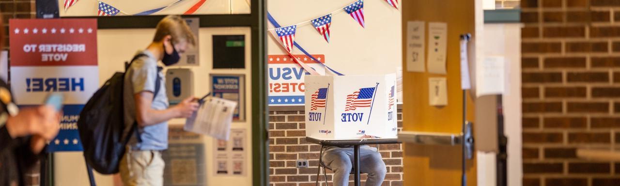 选民在弗吉尼亚州立大学的投票站等待投票